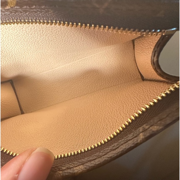 Authentic Louis Vuitton Toiletry 15 (Discontinued). - Picture 7 of 9